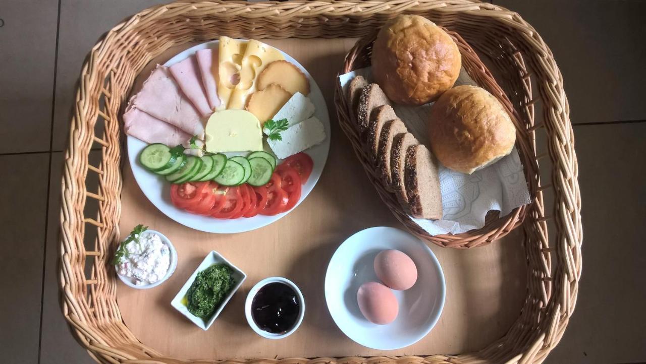 Hotel Chochlik Ustrzyki Dolne Esterno foto